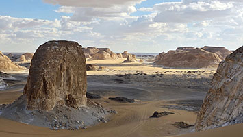 Zoom sulle montagne ai margini del 'deserto bianco'